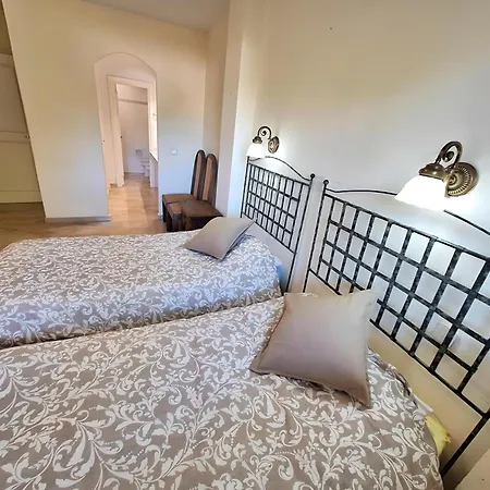 Two-bedroom With Terrace In Nueva Andalucia شقة