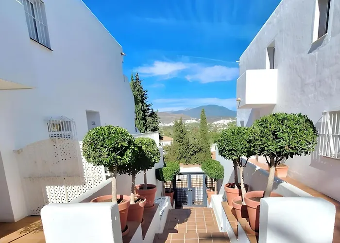 Дом отдыха Gorgeous 2br Apt. W/ Mountain View Puerto Banus Марбелья