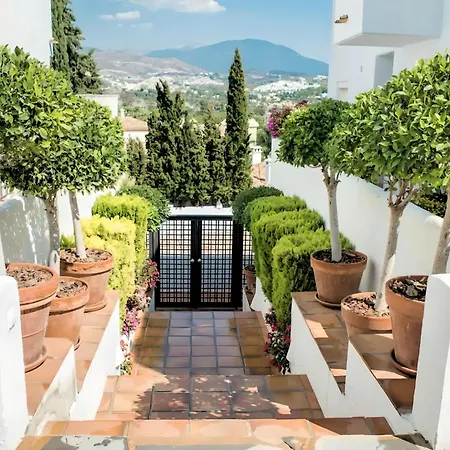 Gorgeous 2br Apt. W/ Mountain View Puerto Banus ماربيا