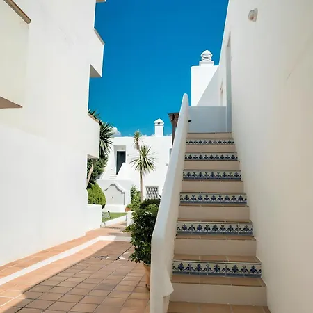 Gorgeous 2br Apt. W/ Mountain View Puerto Banus بيت للعطل